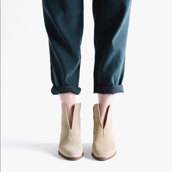 NIB Cream Leather Deep V Hand Finish Ankle Boots - Picture 5 of 6